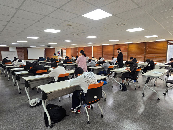 [서울=뉴시스]지난 25일 서울 중구 교원명동빌딩에서 구몬회원들이 인정테스트 시험을 치르고 있다.(사진=교원 제공) 2025.10.27. photo@newsis.com *재판매 및 DB 금지