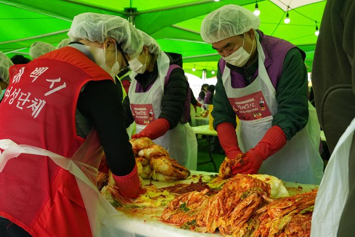 지난 26일 강원랜드 마운틴 광장에서 최철규 직무대행과 자원봉사자 등이 참석한 가운데 진행한 정태영삼 김장나눔 어울림 한마당.(사진=강원랜드 제공) *재판매 및 DB 금지