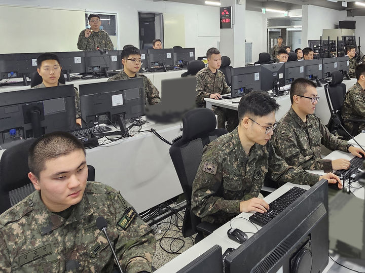 [태안=뉴시스] 육군 32사단 제8해안감시기동대대 종합상황실에서 지난 14일 장병들이 상시 감시 체계를 가동 중인 모습. (사진=육군 32사단 제공) 2025.10.27. photo@newsis.com *재판매 및 DB 금지