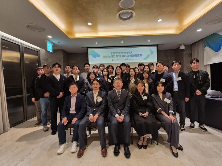 [세종=뉴시스]2025 청년 농산업 창업 챌린저의 참석자들이 단체사진을 촬영하고 있다. 첫번째줄 왼쪽부터 고벤처포럼 이상학 부회장, 농림축산식품부 김성호 사무관, 윤동진 농정원장, 농정원 예비농육성실장 황영기, 농진원 서울벤처창업센터 홍아정 센터장. (사진=농정원 제공) *재판매 및 DB 금지