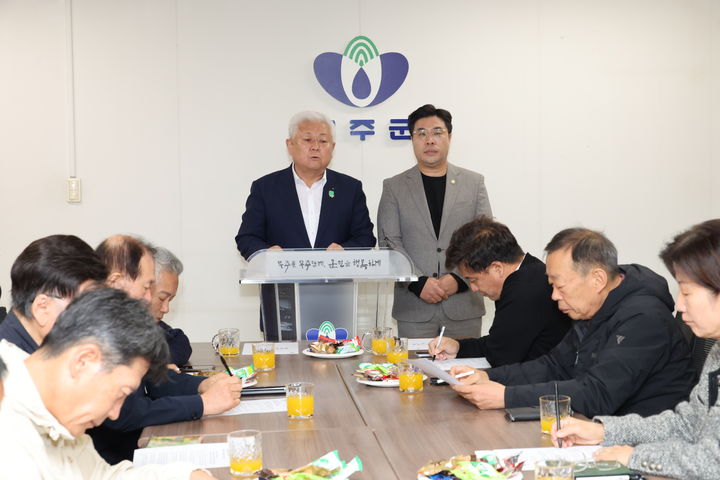 전북 무주형 기본소득 추진을 발표중인 (왼쪽부터)황인홍 무주군수와 오광석 무주군의장.(사진=무주군 제공)2025.10.27. *재판매 및 DB 금지