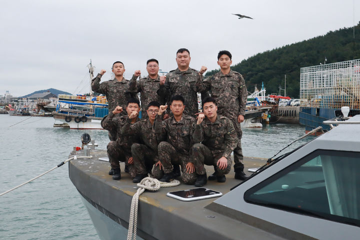[태안=뉴시스] 지난 14일 충남 태안 근흥면 신진항에 정박 중인 육군 32사단 제8해안감시기동대대 경비정운용반 장병들이 경비정 위에서 화이팅을 외치며 기념 사진을 찍고 있다 (사진=육군 32사단 제공) 2025.10.27. photo@newsis.com *재판매 및 DB 금지