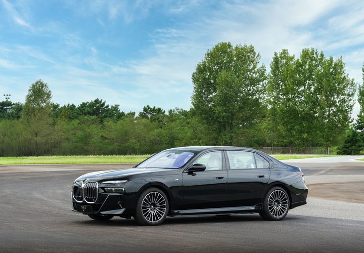 [서울=뉴시스] BMW 740i 및 750e xDrive M 스포츠 스페셜 에디션 (사진=BMW 코리아 제공) 2025.10.27 photo@newsis.com *재판매 및 DB 금지