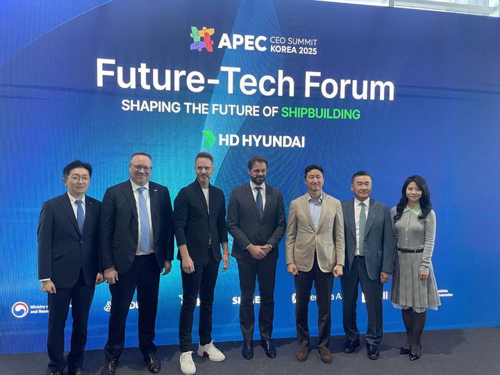 [경주=뉴시스] 류인선 기자 = 정기선 HD현대 회장이 27일 경북 경주 엑스포대공원 문화센터 문무홀에서 열린 퓨처 테크 포럼: 조선에서 참석자들과 기념사진을 촬영하고 있다. 2025.10.27. ryu@newsis.com *재판매 및 DB 금지