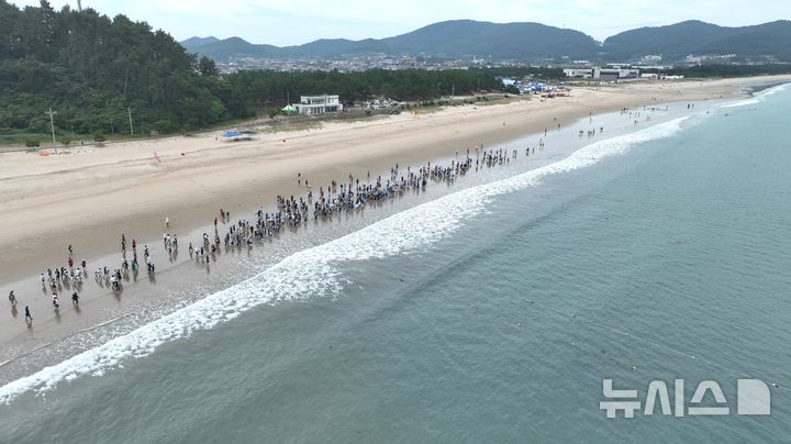 [광주=뉴시스] 전남 완도군은 27일 '대한민국 맨발 걷기 치유길 1호'인 완도 신지명사십리 해수욕장에 힐링 관광객들의 발길이 이어지고 있다고 밝혔다. (사진=완도군 제공). 2025.10.27. kykoo1@newsis.com *재판매 및 DB 금지