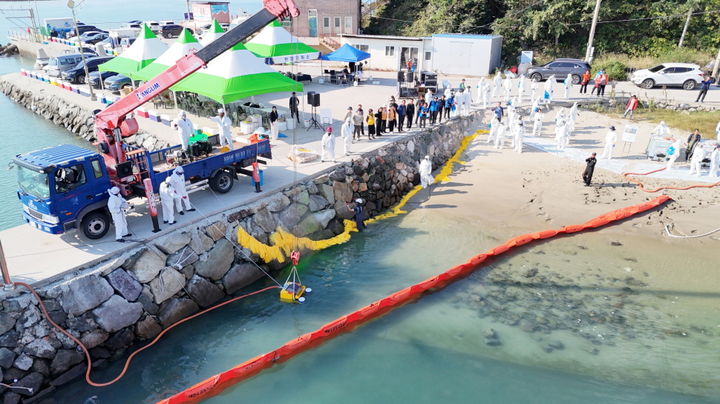 [해남=뉴시스] 전남 완도해양경찰서와 해남군이 24일 해남 송지면 송호리방파제 일원에서 '해안방제 합동 훈련'을 진행하고 있다. (사진=완도해경 제공) 2025.10.24. photo@newsis.com *재판매 및 DB 금지