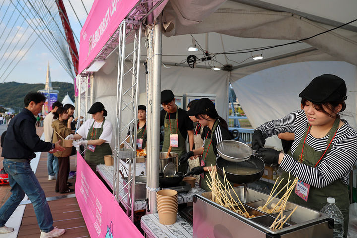 [대전=뉴시스] '대전국제와인엑스포' 행사장에서 음식을 만드는 목원대 외식조리·제과제빵학과 학생들. (사진=목원대 제공) 2025.10.27. photo@newsis.com *재판매 및 DB 금지