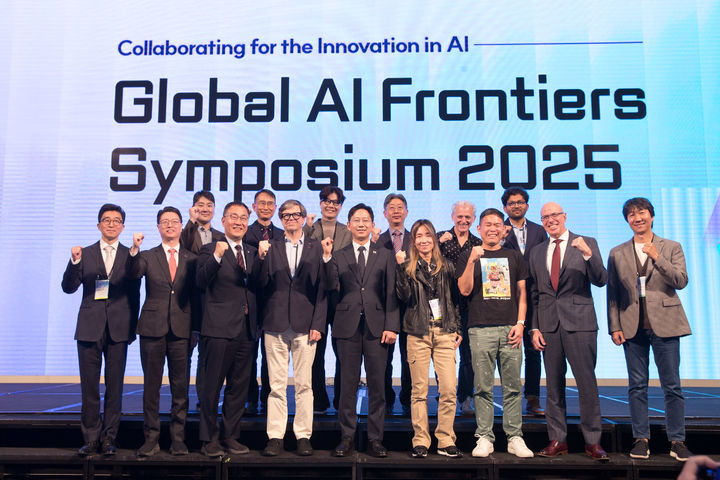 [서울=뉴시스] 배경훈 부총리 겸 과학기술정보통신부 장관이 27일 오전 서울 용산구 드래곤시티호텔에서 열린 'AI 프론티어 국제 심포지엄 2025' 에서 주요참석자들과 기념촬영을 하고 있다. 앞줄 왼쪽부터 김기응 KAIST 교수, 홍진배 정보통신기획평가원장, 최형두 국회의원, 얀 르쿤 뉴욕대 교수, 배경훈 부총리, 최예진 스탠포드대 교수, 조경현 뉴욕대 교수, 후안 데 파블로 뉴욕대 부총장, 조민수 포항공대 교수. (사진=과기정통부 제공) *재판매 및 DB 금지