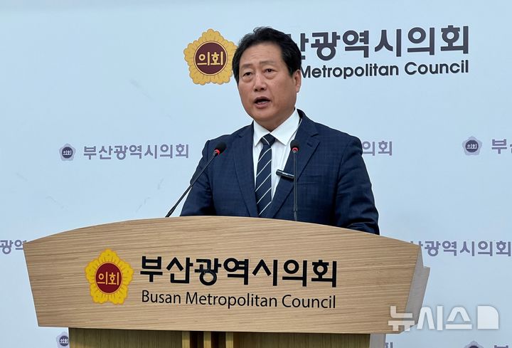 [부산=뉴시스] 원동화 기자 = 유동철 수영구지역위원장이 중앙당 조직강화특별위원회로부터 2인 경선을 실시하라는 통보에 반발해 27일 부산시의회 브리핑룸에서 기자회견을 열었다. 2025.10.27. dhwon@newsis.com