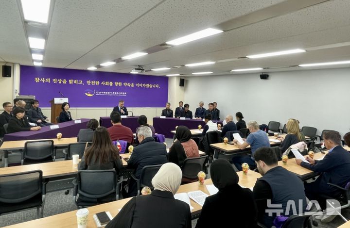 [서울=뉴시스] 27일 송기춘 10·29이태원참사 진상규명과 재발방지를 위한 특별조사위원회(특조위) 위원장이 서울 중구 특조위 사무실에서 외국인 유가족 희생자에게 인사를 전하고 있다. (사진=특조위 제공) 2025.10.27. photo@newsis.com