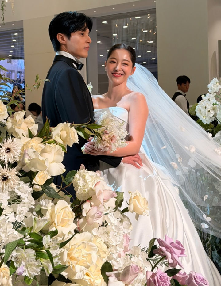 [서울=뉴시스] 배우 윤선우(왼쪽)와 김가은. (사진=김가은 인스타그램 캡처) 2025.10.27. photo@newsis.com *재판매 및 DB 금지