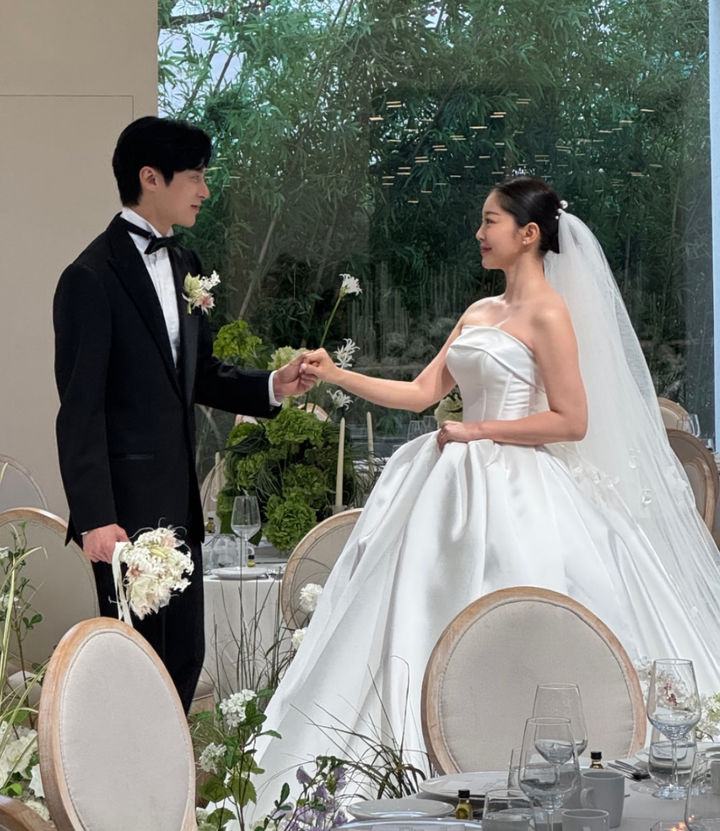 [서울=뉴시스] 배우 윤선우(왼쪽)와 김가은. (사진=김가은 인스타그램 캡처) 2025.10.27. photo@newsis.com *재판매 및 DB 금지