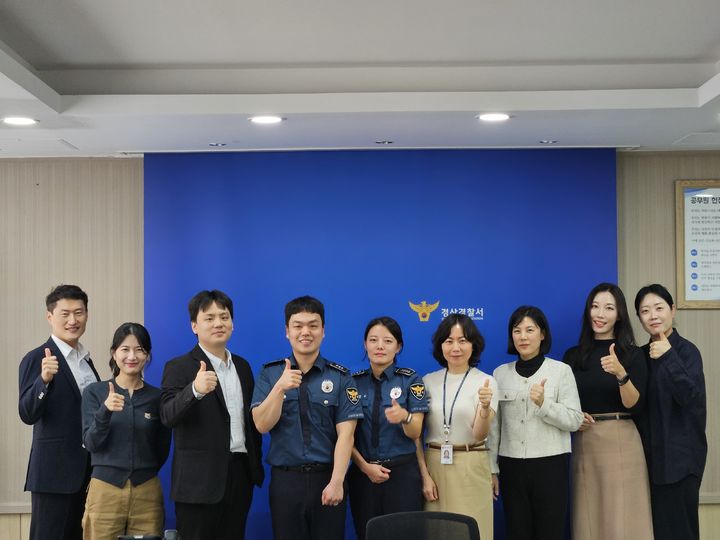 경북경찰청 주관으로 실시된 올해 3분기 여성청소년과 베스트 경찰관 선정에서 3개 부문 모두 석권한 경산경찰서 여성청소년과 직원들. (사진=경산경찰서 제공) *재판매 및 DB 금지