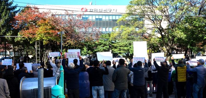 [제천=뉴시스] 27일 한국전력 충북강원지사 앞에서 열린 집회에서 제천시민들이 신평창~신원주 초고압 송전선로 제천 경유 계획 백지화를 요구하고 있다.(사진=제천시 제공) 2025.10.27. photo@newsis.com *재판매 및 DB 금지