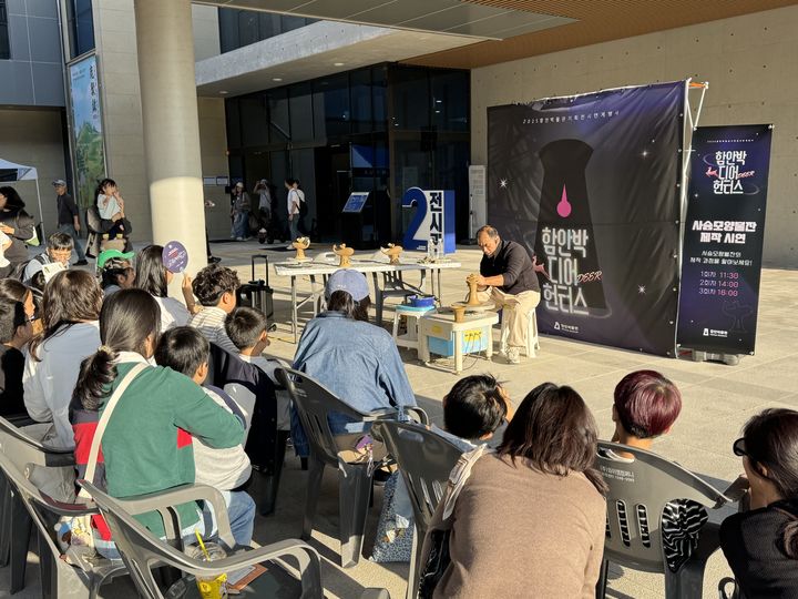 [함안=뉴시스]사슴모양 뿔잔 제작 시연.(사진=함안군 제공) 2025.10.27.photo@newsis.com *재판매 및 DB 금지