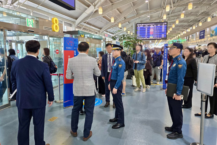 [부산=뉴시스] 엄성규 부산경찰청장은 제32차 APEC 정상회의를 위해 27일 오전 김해국제공항을 비롯한 주요 시설을 방문, 각국 정상과 대표단의 입·출국 절차에 대한 보안 대비 상황을 점검했다. (사진=부산경찰청 제공) 2025.10.27. photo@newsis.com *재판매 및 DB 금지