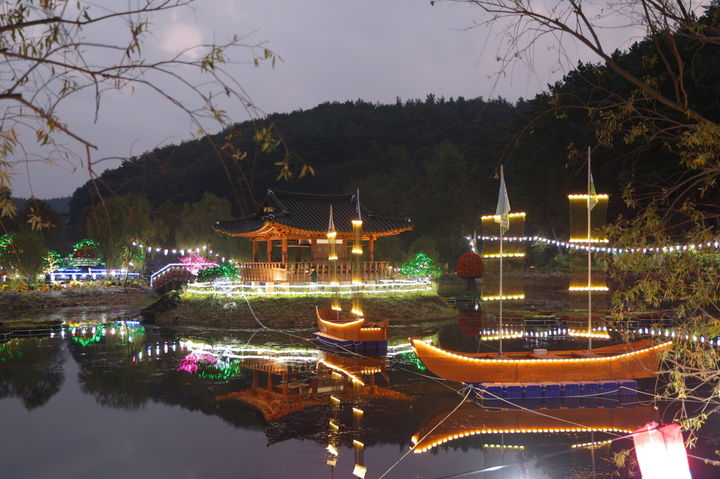 [태안=뉴시스] 지난해 10월28일 충남 태안군 원북면 옥파 이종일 생가에서 열린 태안국화축제 야간 개장 모습. (사진=태안군 제공) 2025.10.27. photo@newsis.com *재판매 및 DB 금지