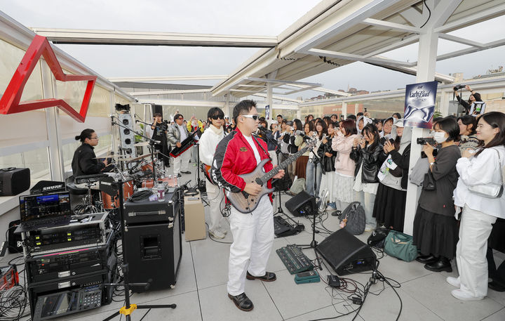 [서울=뉴시스] 지난 26일 서울 용산구 이태원 소재 클럽에서 열린 '얼리 버드' 파티 참가자들이 밴드 음악에 맞춰 춤을 추고 있다.(사진=오비맥주 제공) *재판매 및 DB 금지