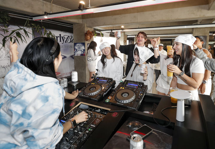 [서울=뉴시스] 지난 26일 서울 용산구 이태원 소재 클럽에서 열린 '얼리 버드' 파티 참가자들이 음악에 맞춰 춤을 추고 있다.(사진=오비맥주 제공) *재판매 및 DB 금지