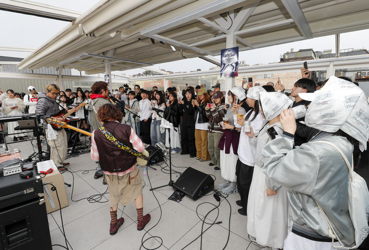 [서울=뉴시스] 지난 26일 서울 용산구 이태원 소재 클럽에서 열린 '얼리 버드' 파티 참가자들이 밴드 음악에 맞춰 춤을 추고 있다.(사진=오비맥주 제공) *재판매 및 DB 금지