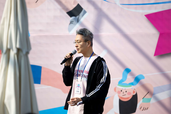 [서울=뉴시스] 한국아스트라제네카 '희망샘 아이들의 체육대회'에서 개회사를 열고 있는 전세환 한국아스트라제네카 대표이사 (사진=한국아스트라제네카 제공) 2025.10.27. photo@newsis.com *재판매 및 DB 금지