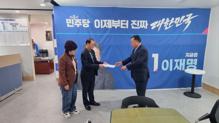 [순천=뉴시스] 순천주민자치회 등 시민이 27일 오후 더불어민주당 조계원(여수 을) 지역위원회 사무실에서 항의서한을 전달하고 있다. (사진=독자 제공) 2025.10.27. photo@newsis.com *재판매 및 DB 금지