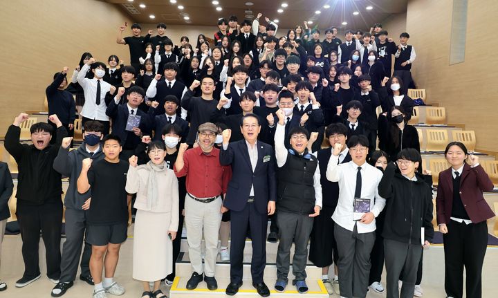 펭귄각종과학관 관장, 괴산고에서 특강 '찬란한 멸종' 등[괴산소식]