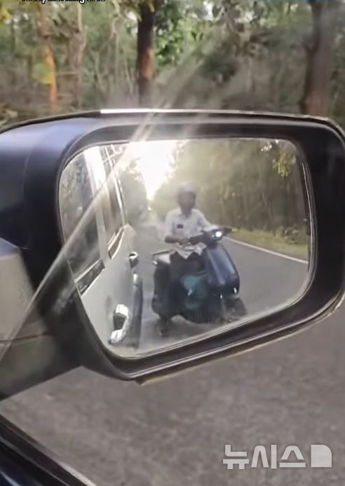 [뉴시스] 인도의 타도바 안다리 호랑이 보호구역 주변 도로에서 호랑이가 도로 위 운전자와 보행자를 위협하는 모습이 포착됐다. (사진=인스타그램캡처) 2025.10.26 