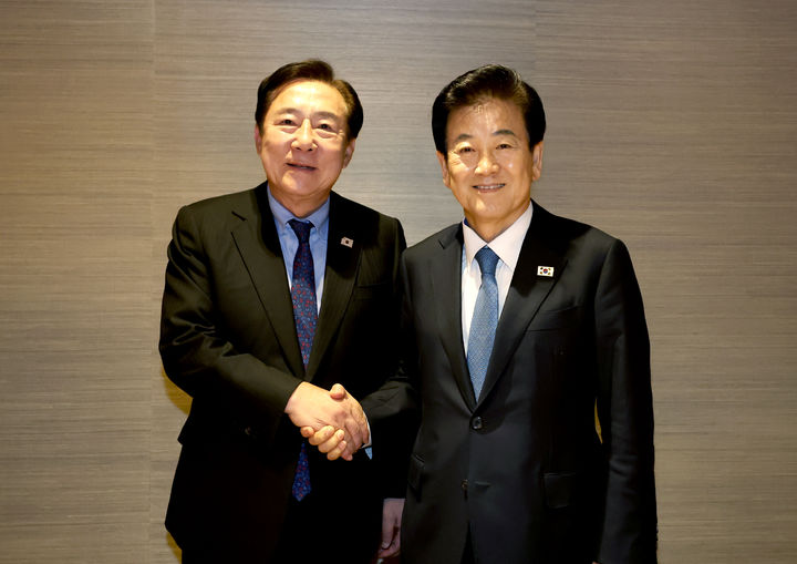 [서울=뉴시스]정동영(오른쪽) 통일부 장관과 김기문 중소기업중앙회장.(사진=중소기업중앙회 제공) 2025.10.27. photo@newsis.com *재판매 및 DB 금지