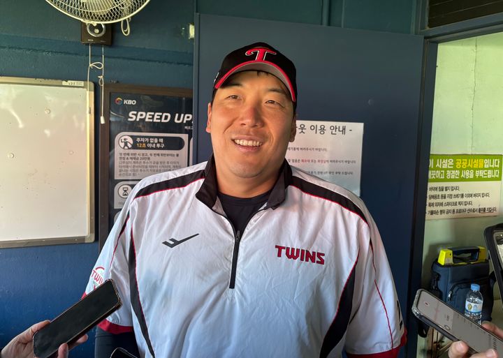 [서울=뉴시스] 신유림 기자=프로야구 LG 트윈스의 베테랑 타자 김현수가 27일 잠실구장에서 치러지는 한화 이글스와의 2025 신한 쏠뱅크 KBO 포스트시즌 한국시리즈(KS·7전4선승제) 2차전을 앞두고 더그아웃에서 취재진을 만나 인터뷰하고 있다. 2025.10.27. spicy@newsis.com *재판매 및 DB 금지