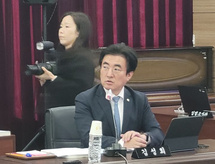 [홍성=뉴시스] 최영민 기자=국회 행정안전위원회 소속 김성회 의원이 27일 충남경찰청 소관 국정감사에서 질의를 하고 있다. 2025.10.27 ymchoi@newsis.com *재판매 및 DB 금지