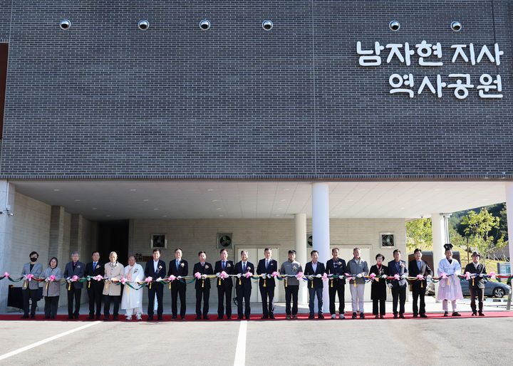  [영양=뉴시스] 남자현지사역사공원 개관식에서 참석자들이 테이프커팅을 하고 있다. (사진=영양군 제공) 2025.10.27. photo@newsis.com *재판매 및 DB 금지