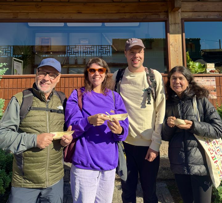 [경주=뉴시스] 정재익 기자 = APEC 정상회의 주간 첫날인 27일 경북 경주시 황리단길을 찾은 외국인들이 한옥 카페 앞에서 포즈를 취하고 있다. 2025.10.27. jjikk@newsis.com *재판매 및 DB 금지