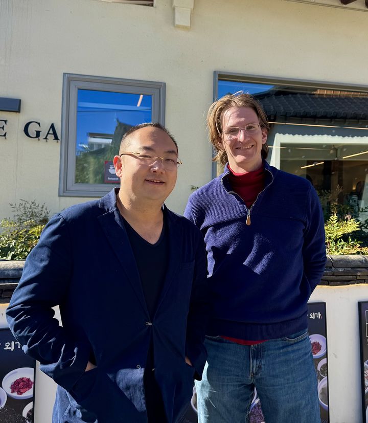 [경주=뉴시스] 정재익 기자 = APEC 정상회의 주간 첫날인 27일 경북 경주시 황리단길을 찾은 외국인들이 한옥 카페 앞에서 포즈를 취하고 있다. 2025.10.27. jjikk@newsis.com *재판매 및 DB 금지