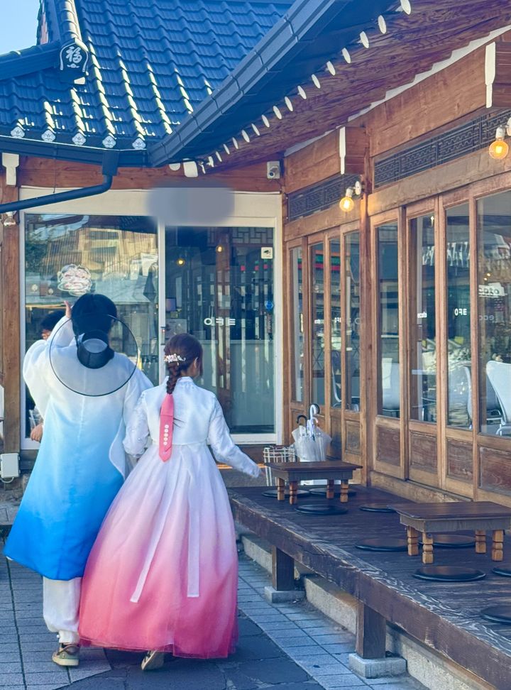 [경주=뉴시스] 정재익 기자 = APEC 정상회의 주간 첫날인 27일 경북 경주시 황리단길에서 한복을 입은 일본인 부부가 한옥 카페 앞에서 포즈를 취하고 있다. 2025.10.27. jjikk@newsis.com *재판매 및 DB 금지