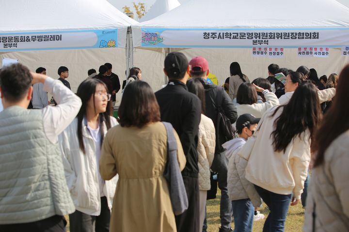 청주시학교운영위원회 위원장 협의회가 교육박람회장에 마련한 부스에 플로깅 프로그램에 참여하기 위해 학생, 학부모, 교직원들이 줄을 서고 있다. *재판매 및 DB 금지