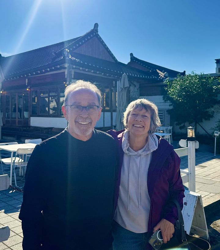 [경주=뉴시스] 정재익 기자 = APEC 정상회의 주간 첫날인 27일 경북 경주시 황리단길을 찾은 외국인 부부가 한옥 카페 앞에서 포즈를 취하고 있다. 2025.10.27. jjikk@newsis.com *재판매 및 DB 금지