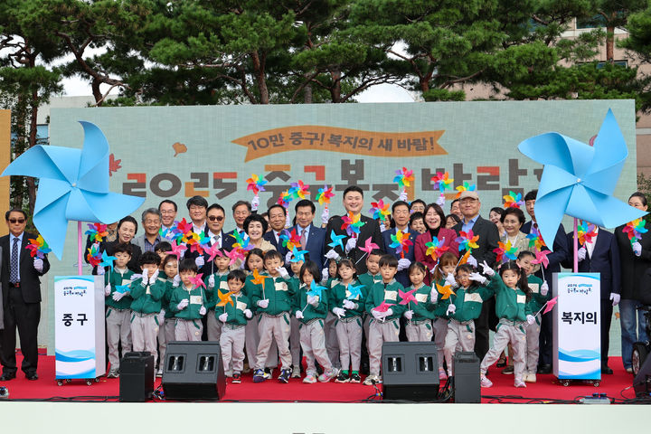 [대구=뉴시스] 대구 중구는 국채보상운동기념공원에서 열린 '2025 중구 복지박람회'를 성황리에 마무리했다. (사진=대구 중구 제공) 2025.10.27. photo@newsis.com *재판매 및 DB 금지
