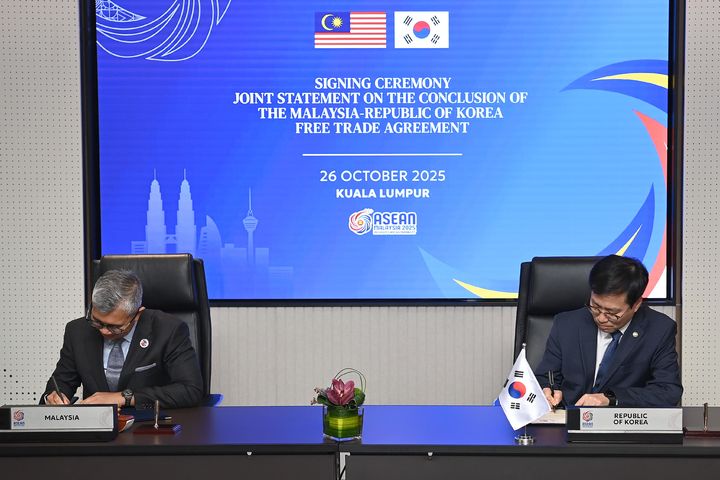 [세종=뉴시스] 산업통상부는 27일 여한구 산업부 통상교섭본부장이 뜽쿠 자프룰 말레이시아 투자통상산업부 장관과 FTA 타결을 확인하는 공동선언문에 서명했다고 밝혔다. (사진=산업부 제공) 2025.10.27. photo@newsis.com *재판매 및 DB 금지