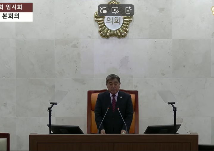 [서천=뉴시스] 조명휘 기자 = 김경제 서천군의회 의장이 27일 제335회 임시회 제4차 본회의를 주재하고 있다. 2025.10.27. photo@newsis.com *재판매 및 DB 금지