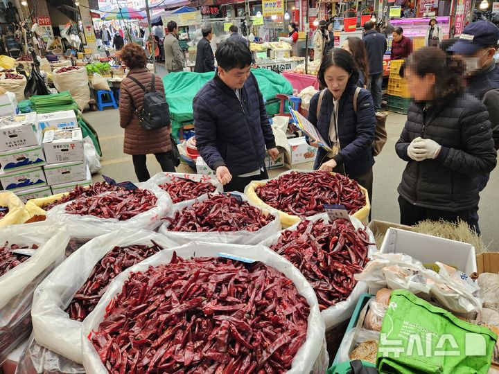 [안양=뉴시스] 농관원 경기지원이 김장철을 맞아 오는 12월5일까지 배추김치와 김장 채소 양념류에 대한 원산지 표시 일제 점검을 한다.(사진=농관원 경기지원 제공).2025.10.27. photo@newsis.com