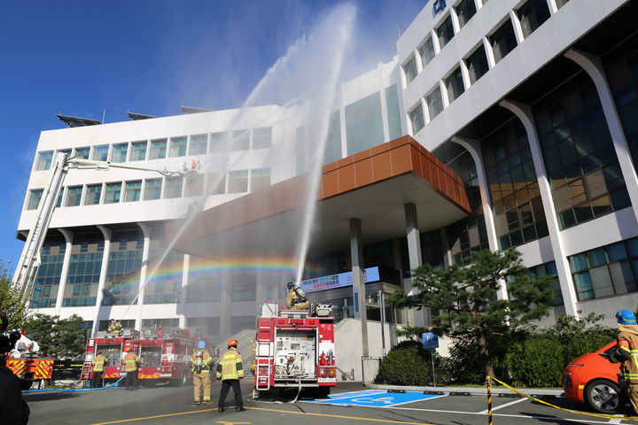 [대구=뉴시스] 대구 수성소방서는 수성구 황금동 대구창의융합교육원에서 '2025년 긴급구조종합훈련'을 실시했다. (사진 = 대구 수성소방서 제공) 2025.10.27. photo@newsis.com *재판매 및 DB 금지