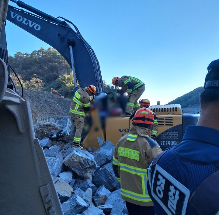 [울산=뉴시스] 27일 오후 3시41분께 울산 울주군 한 채석장에서 굴삭기 작업 중이던 60대가 바위에 깔려 소방당국이 구조 작업 중이다. (사진=울주소방서 제공) 2025.10.27. photo@newsis.com *재판매 및 DB 금지