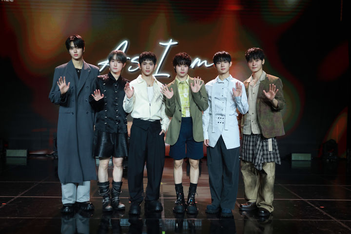 [서울=뉴시스] 그룹 '템페스트'가 27일 서울 강남구 일지아트홀에서 열린 일곱 번째 미니 앨범 '애즈 아이 엠'(As I am) 발매 기념 쇼케이스에서 포즈를 취하고 있다. (사진=위에화엔터테인먼트 제공) 2025.10.27. photo@newsis.com *재판매 및 DB 금지