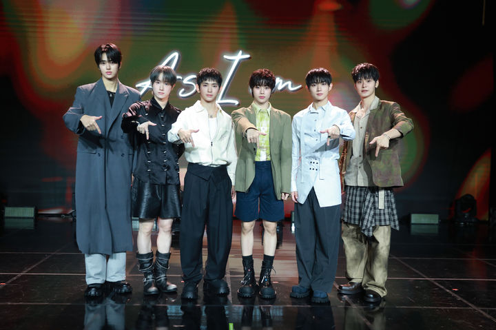 [서울=뉴시스] 그룹 '템페스트'가 27일 서울 강남구 일지아트홀에서 열린 일곱 번째 미니 앨범 '애즈 아이 엠'(As I am) 발매 기념 쇼케이스에서 포즈를 취하고 있다. (사진=위에화엔터테인먼트 제공) 2025.10.27. photo@newsis.com *재판매 및 DB 금지