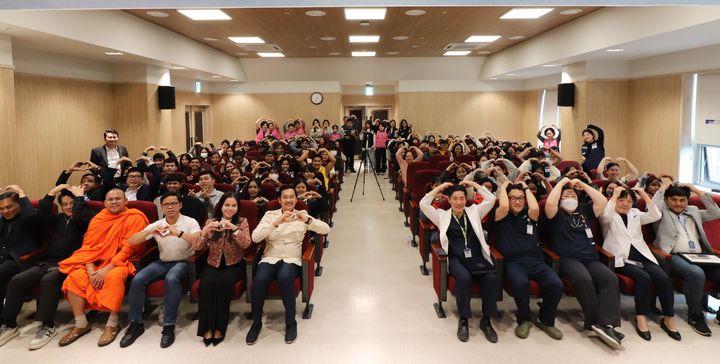[구미=뉴시스] 외국인 근로자 대상 의료봉사. (사진=순청향대 구미병원 제공) 2025.10.27 photo@newsis.com *재판매 및 DB 금지