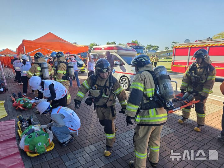 [사천=뉴시스]27일 오후 경남 사천시 항공우주박물관 야외에서 항공기 불시착 화재 사고 발생을 가정한 '2025년 재난대응 안전한국훈련’이 진행되고 있다.(사진=경남도 제공) 2025.10.27. photo@newsis.com