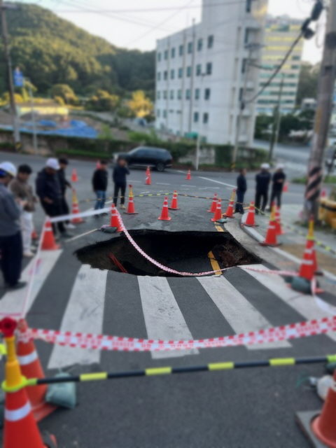 [부산=뉴시스] 지난 10월 27일 오후 2시40분께 부산 서구 모지포 교차로에서 깊이 3m, 반경 5m 규모의 싱크홀(땅꺼짐)이 발생했다.. (사진=부산 서부경찰서 제공) 2025.10.27. photo@newsis.com *재판매 및 DB 금지