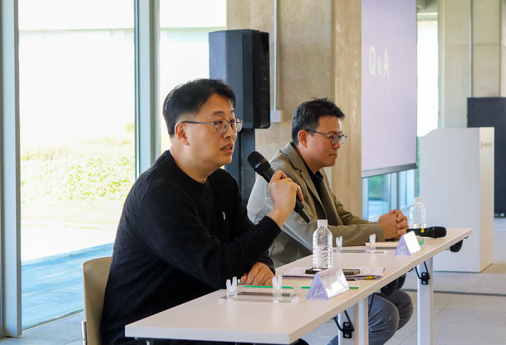 [서울=뉴시스] 27일 세종시에 위치한 네이버 데이터센터 '각 세종'에서 노상민 네이버클라우드 데이터센터 통합센터장(왼쪽)과 이상준 네이버클라우드 최고정보책임자(CIO)가 기자 질의에 답변하고 있다. (사진=네이버 제공) *재판매 및 DB 금지