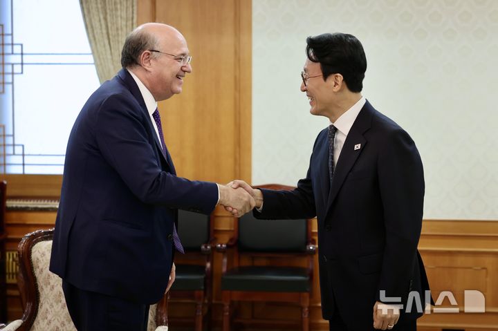 [서울=뉴시스] 김명원 기자 = 김민석 국무총리가 27일 서울 종로구 정부서울청사에서 일랑 고우드파잉 미주개발은행(IDB) 총재와 접견에 앞서 악수하고 있다. (사진=총리실 제공) 2025.10.27. photo@newsis.com